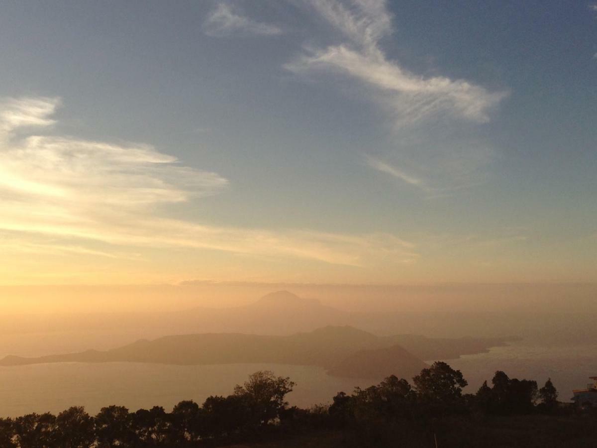 A Breath Taking View Of Taal Lake & Volcano Tagaytay City Kültér fotó